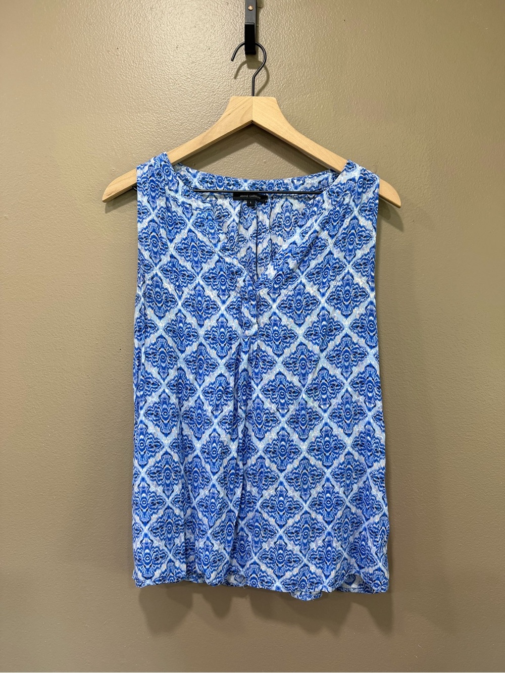 Anne Carson white and blue tank top size large